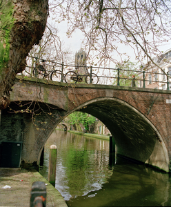 840283 Gezicht op de Hamburgerbrug over de Oudegracht te Utrecht, vanaf de werf aan de westzijde van de gracht; op de ...